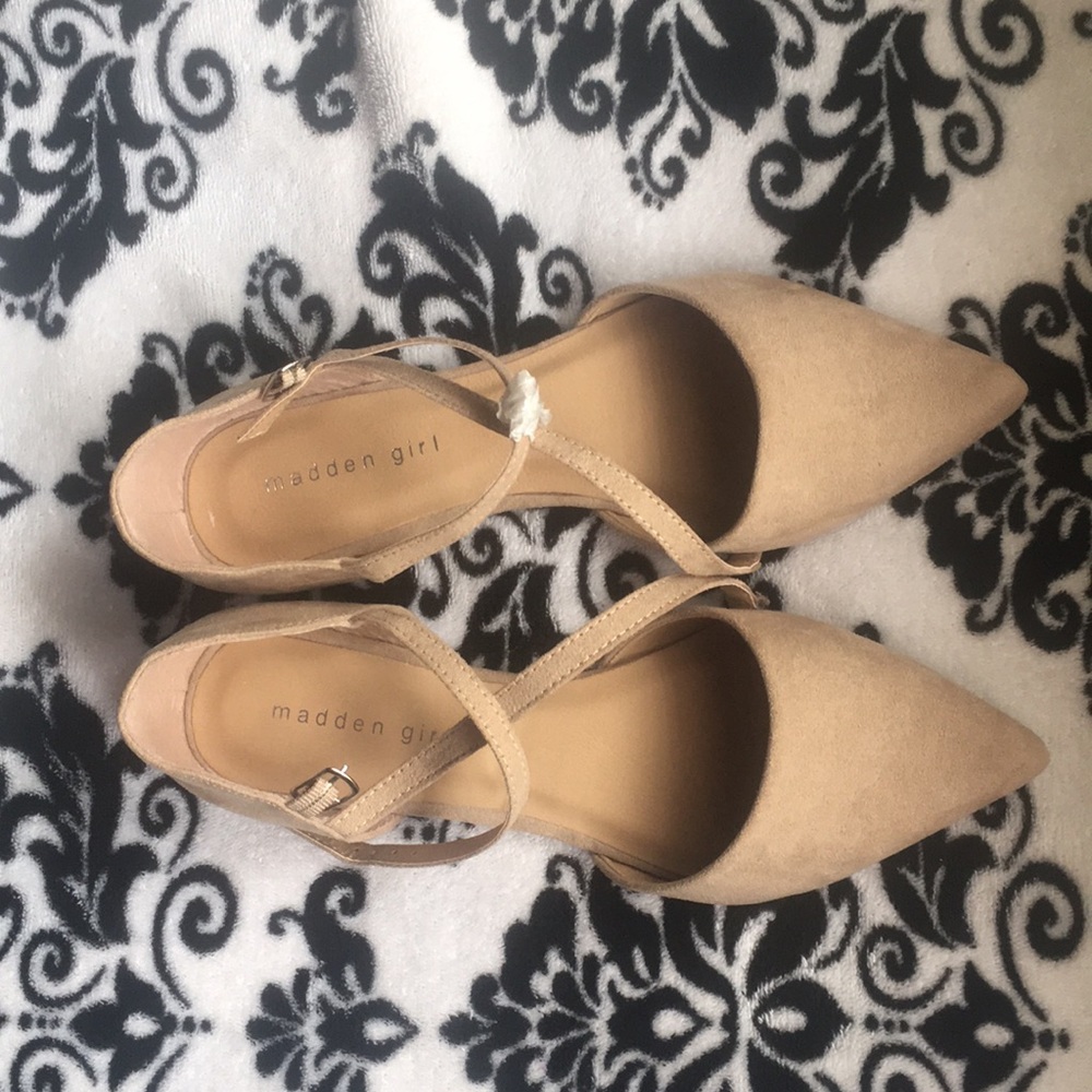NWOT- Nude Madden Girl pointed toe flats - Size 9